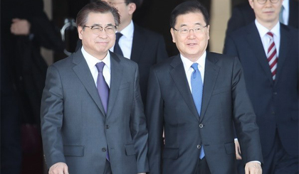 Chánh văn phòng an ninh quốc gia Phủ Tổng thống Hàn Quốc Chung Eui-yong (phải) dẫn đầu đoàn đặc phái viên Tổng thống Moon Jae-in tới Bình Nhưỡng từ sân bay tại Seongnam, phía nam Seoul ngày 5/3. Ảnh: Yonhap/TTXVN