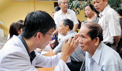 Giving health care checkups to the elderly (Photo: VNA)