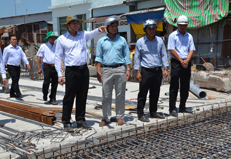 Chairman of the provincial People's Committee inspects the Tien River embankment project.