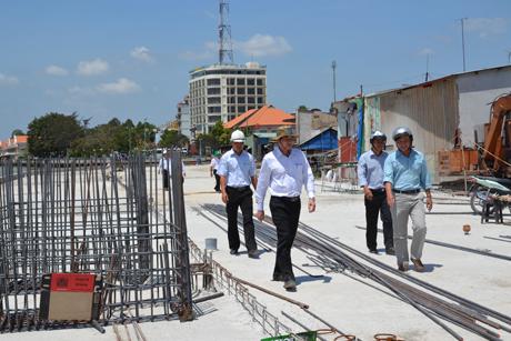 Chairman of the PPC inspects the Tien River embankment project.