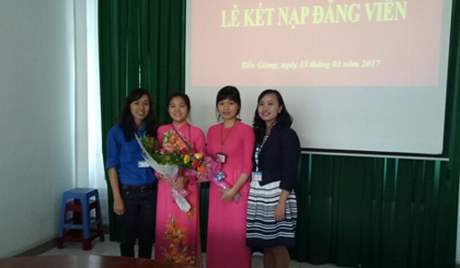 Sinh viên Dương Thị Mai Hương (Trường Đại học Tiền Giang) vinh dự được kết nạp vào Đảng. 