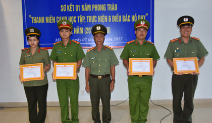 Đại tá Nguyễn Văn Lộc trao thưởng cho điển hình tiên tiến trong học tập, thực hiện 6 điều Bác Hồ dạy CAND.	 Ảnh: T.PHONG