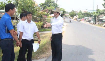 Chủ tịch UBND tỉnh Lê Văn Hưởng khảo sát tình hình trật tự ATGT tại khu vực cầu Bình Phan, huyện Chợ Gạo.