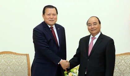 Prime Minister Nguyen Xuan Phuc (R) and Lotte Group's Vice Chairman  Hwang Kag-gyu. (Source: VNA)  