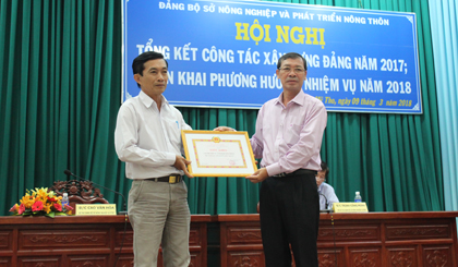 Đồng chí Cao Văn Hóa, Bí thư Đảng ủy Sở NN&PTNT trao giấy khen cho chi bộ đạt trong sạch vững mạnh tiêu biểu