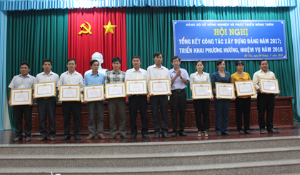 Đồng chí Trịnh Công Minh, Phó Bí thư Đảng ủy Sở trao giấy khen cho các đảng viên hoàn thành xuất sắc nhiệm vụ