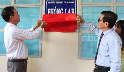 Ông Nguyễn Văn Thái, Giám đốc VNPT Tiền Giang và thầy Võ Ngọc Hà, Hiệu trưởng Trường ĐH Tiền Giang làm nghi thức gỡ bảng hiệu phòng LAB