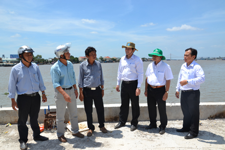 Chủ tịch UBND tỉnh Lê Văn Hưởng kiểm tra Dự án Xây dựng kè sông Tiền.