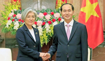 President Tran Dai Quang shakes hand with Foreign Minister of the Republic of Korea Kang Kyung Wha on March 9. (Photo: VNA)
