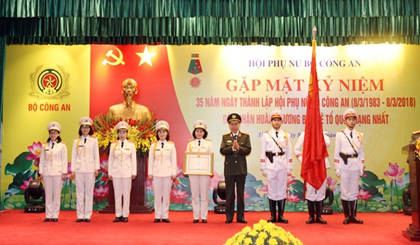 Minister of Public Security To Lam presents the National Protection Order, first class to Women's Association under the Ministry. (Credit: cand.com.vn)