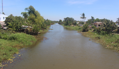 Mực nước ở các kinh, rạch nội đồng ở huyện Tân Phú Đông hiện vẫn còn cao.