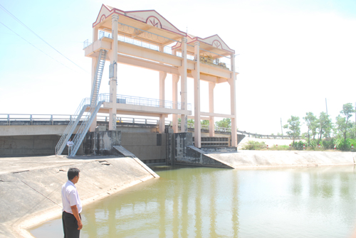 Cống Rạch Bùn, xã Tân Điền (huyện Gò Công Đông) đã đóng để ngăn mặn, trữ ngọt.