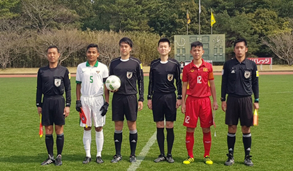 Vietnam U16s (in red) drop the overall trophy at the Japan-ASEAN Youth Football Tournament 2018.