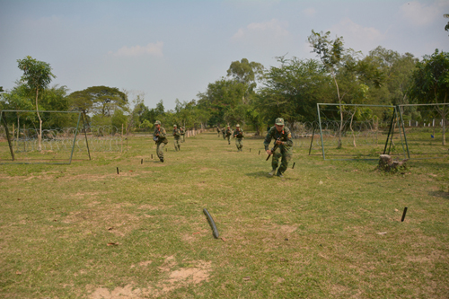 Cán bộ, chiến sĩ Tiểu đoàn 5 (Trung đoàn 9) tích cực luyện tập nội dung “Mở cửa đánh chiếm đầu cầu bằng phương tiện FMV – B1”.