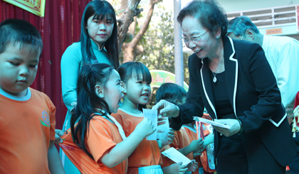 Giáo sư, Tiến sĩ Nguyễn Thị Doan trao tặng học bổng cho các em