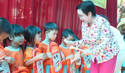 Phó Giao sư, tiến sĩ Trương Thị Hiền, Phó Chủ tịch Hội Khuyến học Việt Nam trao học bổng cho các em