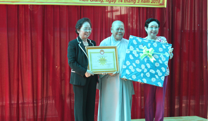 Hội Khuyến học Việt Nam tặng bằng khen và quà cho trường Mầm non Tịnh Nghiêm
