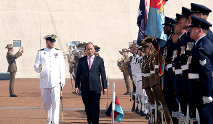 Prime Minister Nguyen Xuan Phuc reviews an honour guard in Australia. (Photo: VGP)