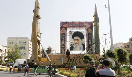 Tên lửa đạn đạo tầm trung Sejjil (trái) và Qadr-H được trưng bày tại quảng trường Baharestan ở thủ đô Tehran ngày 25/9/2017. Nguồn: AFP/TTXVN