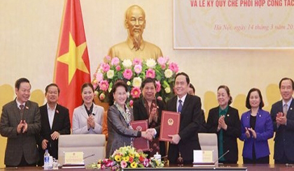 NA Chairwoman Ngan and VFFCC President Man signed a coordination regulation (amendment). (Photo: VOV)