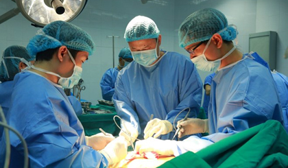Các bác sỹ Bệnh viện Trung ương Quân đội 108 thực hiện ca ghép phổi. (Ảnh: PV/vietnam+)