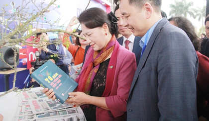 NA Chairwoman Nguyen Thi Kim Ngan tours the pavilion of the Voice of Vietnam (VOV) at the National Press Festival 2018. (Photo: VOV)
