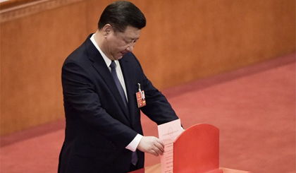 Chủ tịch Trung Quốc Tập Cận Bình bỏ phiếu tại phiên họp toàn thể thứ 3, Kỳ họp thứ nhất Quốc hội Trung Quốc khóa XIII ở Bắc Kinh ngày 11-3. Nguồn: THX/ TTXVN