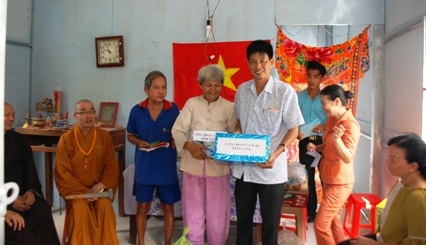 Ông Đỗ Chung Thủy, Phó Chi cục trưởng Chi cục Thi hành án dân sự tỉnh trao quà cho gia đình ông Định