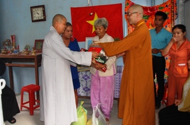 Đại diện Ban Từ thiện Xã hội Phật giáo trao quà cho gia đình ông Định