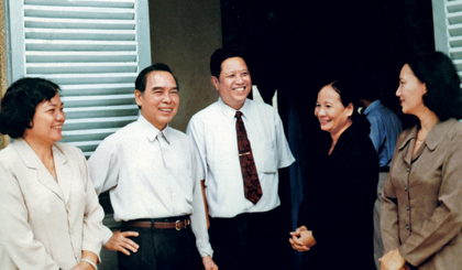 Thủ tướng Phan Văn Khải trao đổi với lãnh đạo tỉnh trong một chuyến về thăm và làm việc tại Tiền Giang.