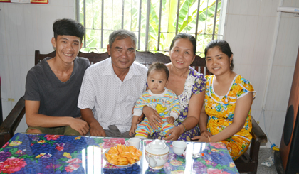Vợ chồng chú Dương Minh Lan và cô Huỳnh Thị Mười hạnh phúc bên con cháu.