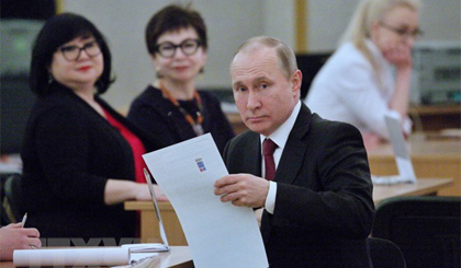 Đương kim Tổng thống Nga Vladimir Putin bỏ phiếu tại điểm bầu cử ở Moskva ngày 18-3. Nguồn: THX/TTXVN
