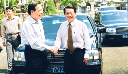 Đồng chí Huỳnh Hữu Kha, Ủy viên BCH Trung ương Đảng,  Bí thư Tỉnh ủy đón tiếp Thủ tướng Phan Văn Khải  trong một chuyến thăm và làm việc tại Tiền Giang.