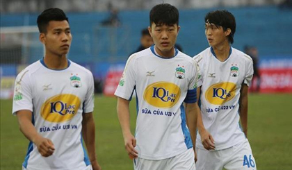 Xuan Truong (centre) and Van Thanh (left) are among the 13 Vietnam U23s who have been called up to the national team.