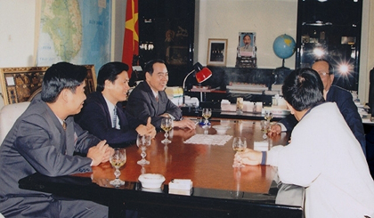 Late Prime Minister Phan Van Khai (third from left) in a discussion.