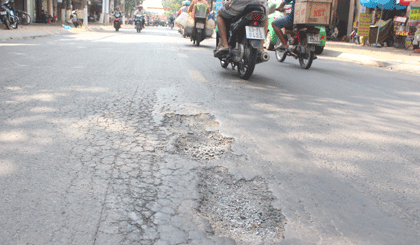 Một số nơi trên đường Nguyễn Trãi mặt đường bị lún, xuất hiện “ổ gà”.  (Ảnh chụp lúc chưa sửa chữa)