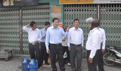 Đồng chí Lê Văn Hưởng kiểm tra thực tế ở chợ Hai Tân.