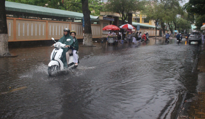 Đường Ngô Quyền (đoạn trước cổng trường THCS Lê Ngọc Hân) bị ngập do mưa lớn.