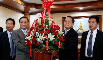 Vietnamese Ambassador to Laos Nguyen Ba Hung (second from left) congratulates Laos on its Party founding anniversary. (Photo: VNA)