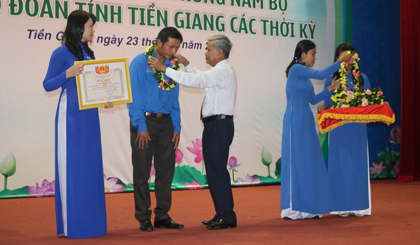Đồng chí Trần Long Thôn, Ủy viên Thường vụ, Trưởng Ban Dân vận Tỉnh ủy trao vòng hoa tuyên dương thanh niên tiêu biểu của tỉnh.