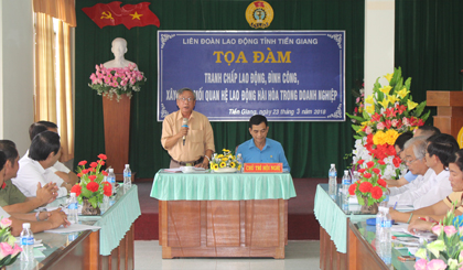 Phó Trưởng Ban Dân vận Tỉnh ủy Huỳnh Thanh Minh phát biểu ý kiến tại buổi tọa đàm.