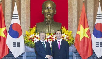 Chủ tịch nước Trần Đại Quang đón Tổng thống Hàn Quốc Moon Jae-in. Ảnh: Nhan Sáng/TTXVN