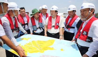 Deputy PM Trinh Dinh Dung works with authorities of Tra Vinh province