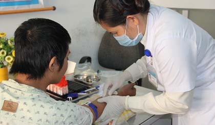 A medical worker is taking blood sample for HIV test at Khanh Hoa province's HIV/AIDS Prevention and Control Centre. (Photo: khanhhoa.gov.vn)