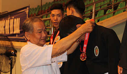 Phó Giám đốc Sở VH-TT&DL Trần Thanh Phúc trao huy chương cho các VĐV đoạt giải.