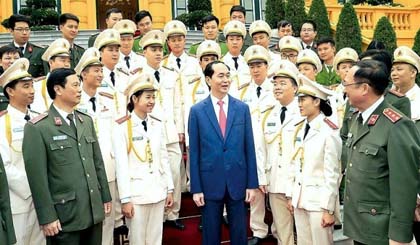 President Tran Dai Quang meets with the outstanding officers and youth members from the police force at the Presidential Palace on March 24. (Photo: sggp.org.vn)