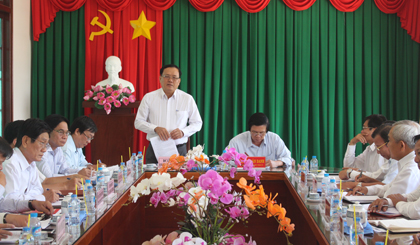 Phó Chủ tịch UBND tỉnh Lê Văn Nghĩa phát biểu tại buổi làm việc với huyện Tân Phú Đông.