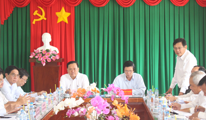Bí thư huyện Tân Phú Đông Đỗ Tấn Hùng phát biểu ý kiến tại buổi làm việc với Ban Thường vụ Tỉnh ủy.