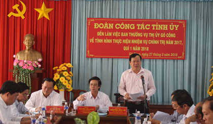 Bí thư Thị ủy Gò Công Nguyễn Hữu Lợi  báo cáo về tình hình thực hiện nhiệm vụ chính trị trong năm 2017 và quý I-2018.