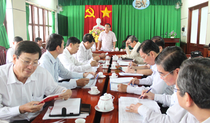 Đồng chí Võ Văn Bình phát biểu tại buổi làm việc với huyện ủy Cai Lậy